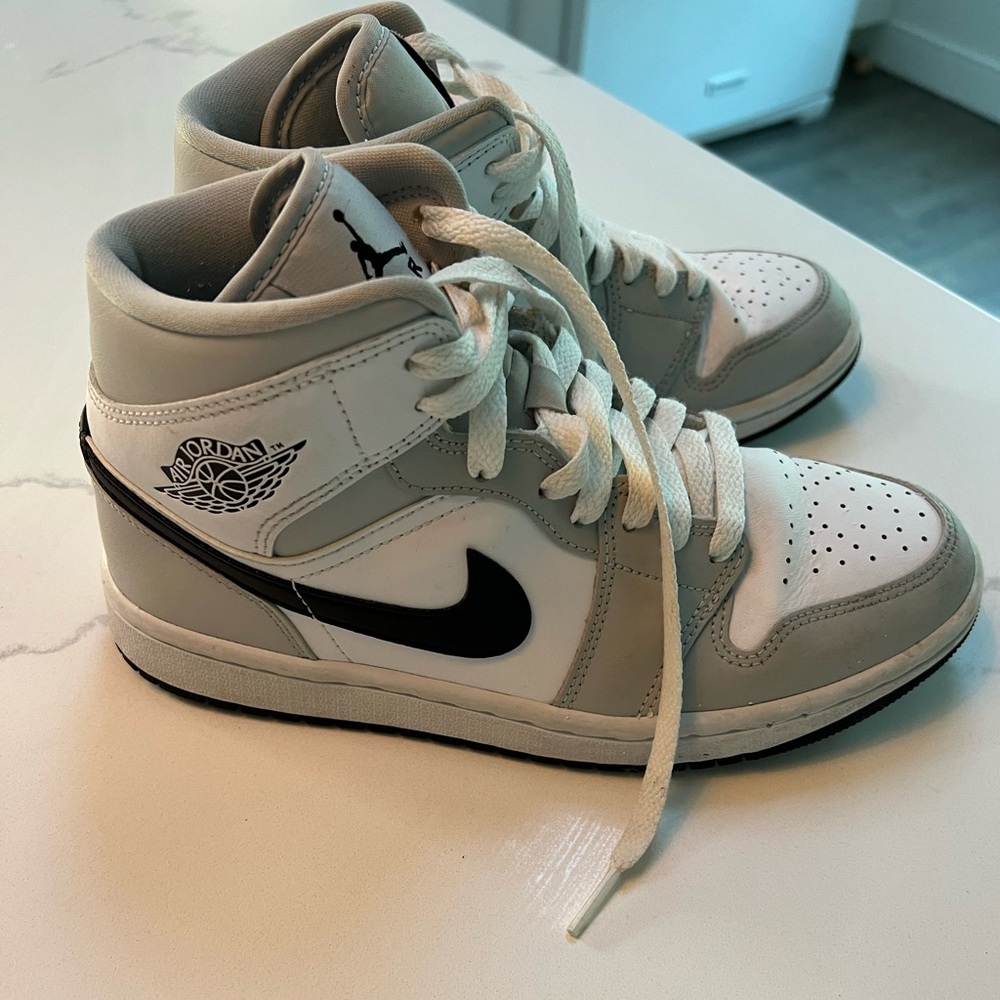 Nike Air Jordan 1 Mid White Shadow Fog
Grey Black Womens Size 6.5 BQ6472-015
